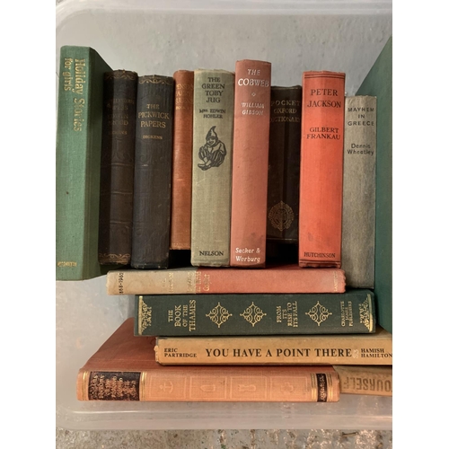 465 - AN ASSORTMENT OF VINTAGE BOOKS TO INCLUDE 'THE PICKWICK PAPERS BY DICKENS'