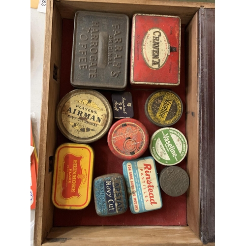 476 - A VINTAGE PINE BOX WITH BRASS DETAIL CONTAINING ELEVEN VINTAGE TINS