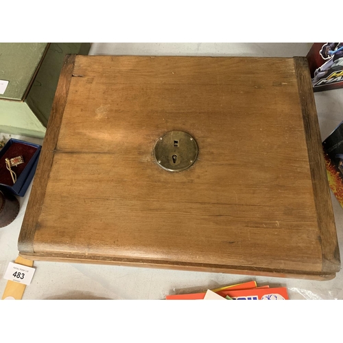 476 - A VINTAGE PINE BOX WITH BRASS DETAIL CONTAINING ELEVEN VINTAGE TINS