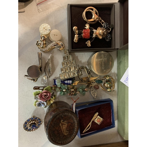 480 - AN ASSORTMENT OF VINTAGE COSTUME JEWELLERY TO INCLUDE A 'DOESKIN DECKLE' BOX