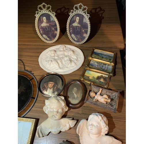 907 - A COLLECTION TO INCLUDE MINIATURE FRAMED PICTURES, SMALL PLASTER CHERUBS ETC