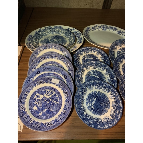 909 - A LARGE COLLECTION OF BLUE AND WHITE CHINA TO INCLUDE WILLOW PATTERN AND ALFRED MEAKIN EXAMPLES