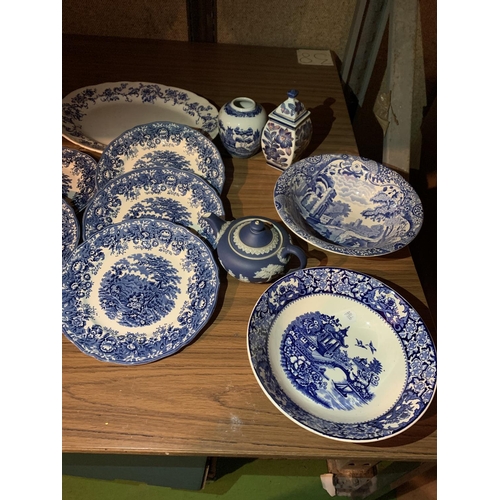 909 - A LARGE COLLECTION OF BLUE AND WHITE CHINA TO INCLUDE WILLOW PATTERN AND ALFRED MEAKIN EXAMPLES