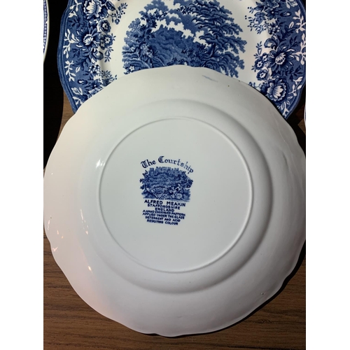 909 - A LARGE COLLECTION OF BLUE AND WHITE CHINA TO INCLUDE WILLOW PATTERN AND ALFRED MEAKIN EXAMPLES