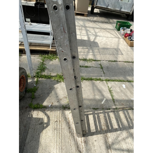 1676 - A 2 SECTION ALUMINIUM EXTENDING LADDER (14 RUNGS PER SECTION)