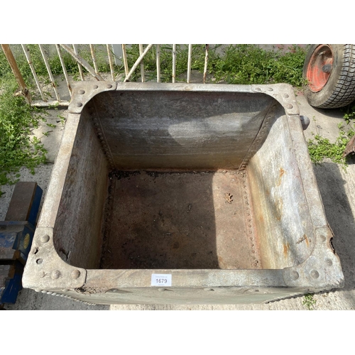 1679 - A SMALL GALVANISED TROUGH (H:52CM W:62CM D:55CM)