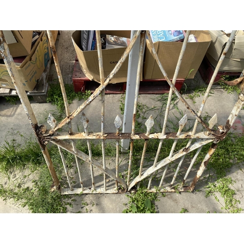 1681 - A VICTORIAN CAST IRON GATE (A/F)