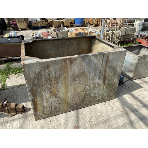 1682 - A LARGE GALVANISED TROUGH (H:80CM W:122CM D:90CM)