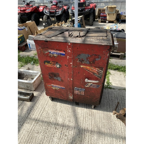 1684 - A VINTAGE LOCKABLE METAL TOOL CHEST WITH WOODEN DOORS TO INCLUDE KEY