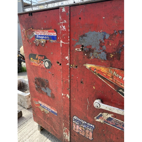 1684 - A VINTAGE LOCKABLE METAL TOOL CHEST WITH WOODEN DOORS TO INCLUDE KEY