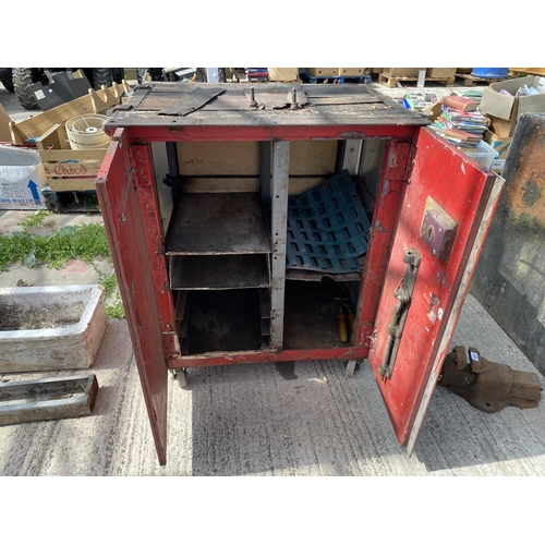 1684 - A VINTAGE LOCKABLE METAL TOOL CHEST WITH WOODEN DOORS TO INCLUDE KEY