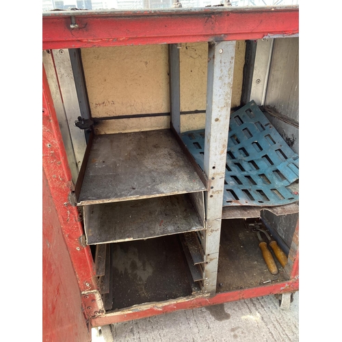 1684 - A VINTAGE LOCKABLE METAL TOOL CHEST WITH WOODEN DOORS TO INCLUDE KEY