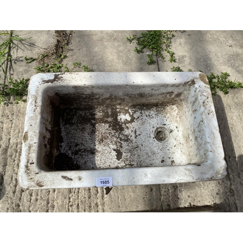 1685 - A SMALL GALVANISED TROUGH AND A SMALL BELFAST SINK (W:52CM)