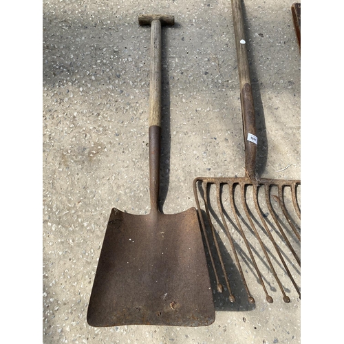 1691 - A VINTAGE POTATO FORK AND A VINTAGE SHOVEL