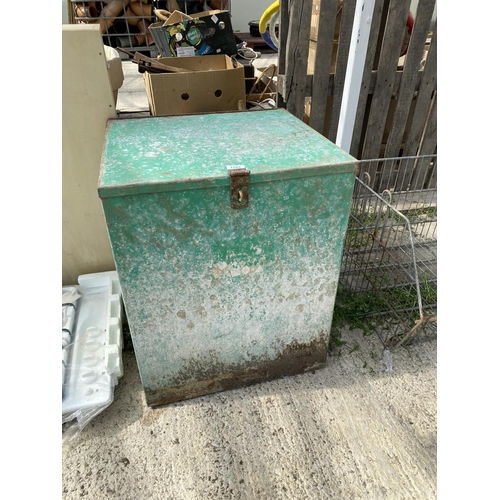 1703 - A VINTAGE GALVANISED LIDDED STORAGE TRUNK (H:66CM W:54CM D:49CM)