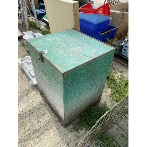 1703 - A VINTAGE GALVANISED LIDDED STORAGE TRUNK (H:66CM W:54CM D:49CM)