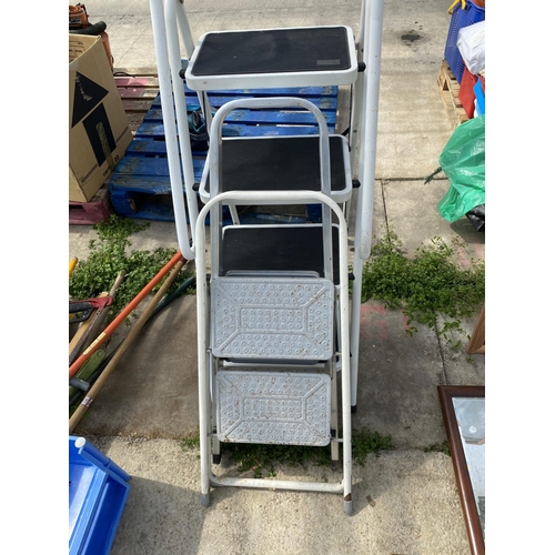 1708 - A GROUP OF FOUR LADDERS TO INCLUDE A BLACK AND DECKER 3 IN 1 LADDER, A WHITE TUBULAR METAL FOUR RUNG... 