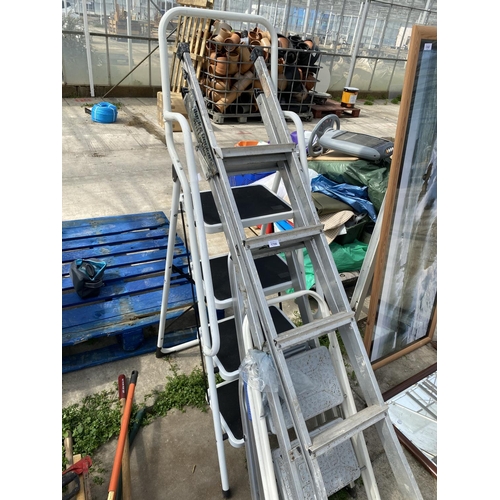 1708 - A GROUP OF FOUR LADDERS TO INCLUDE A BLACK AND DECKER 3 IN 1 LADDER, A WHITE TUBULAR METAL FOUR RUNG... 