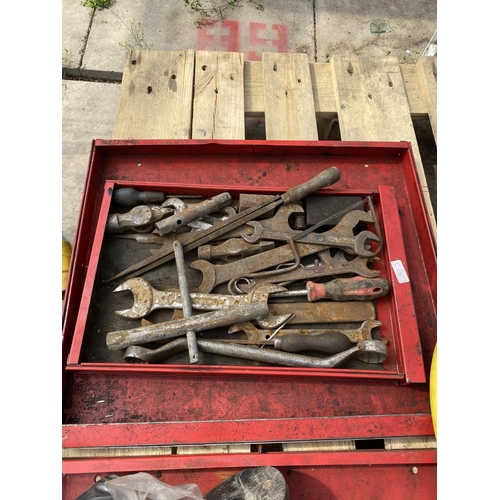 1719 - AN ASSORTMENT OF TOOLS TO INCLUDE SPANNERS, AIR HOSE PIPE ETC