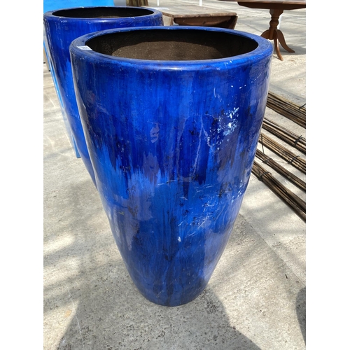 1747 - A PAIR OF TALL DECORATIVE BLUE FIBRE GLASS PLANTERS (H:90CM)