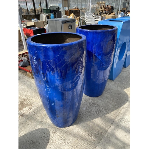 1747 - A PAIR OF TALL DECORATIVE BLUE FIBRE GLASS PLANTERS (H:90CM)