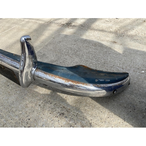 1753 - A CHROME CAR BUMPER BELIEVED TO BE FROM A MORRIS MINOR