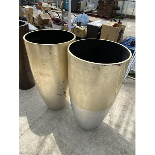 1758 - A PAIR OF LARGE TALL DECORATIVE GILT FIBRE GLASS PLANTERS (H:100CM)