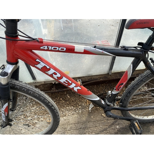 1766 - A TREK ALPHA 4100 GENTS MOIUNTAIN BIKE WITH FRONT SUSPENSION AND 18 SPEED SHIMANO GEAR SYSTEM