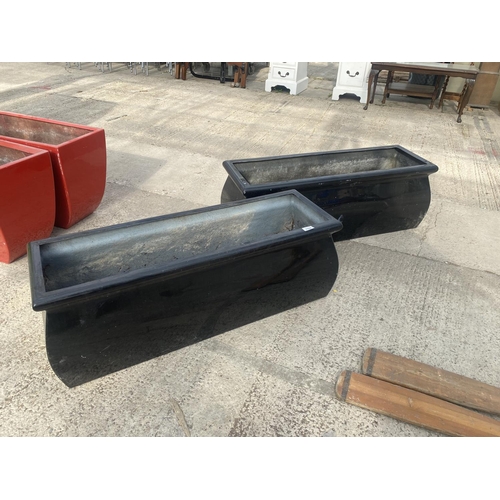 1769 - A PAIR OF LOW BLACK FIBRE GLASS GARDEN PLANTERS (H:36CM W:98CM)