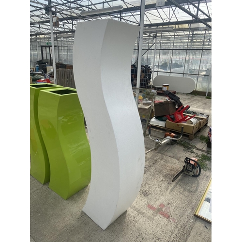 1772 - A LARGE AND USUAL CURVED DECORATIVE WHITE FIBRE GLASS PLANTER (H:180CM)