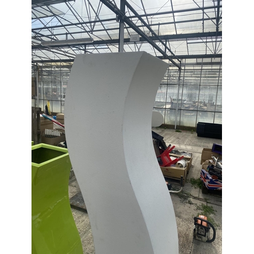 1772 - A LARGE AND USUAL CURVED DECORATIVE WHITE FIBRE GLASS PLANTER (H:180CM)