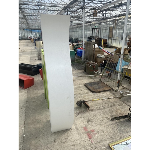 1772 - A LARGE AND USUAL CURVED DECORATIVE WHITE FIBRE GLASS PLANTER (H:180CM)