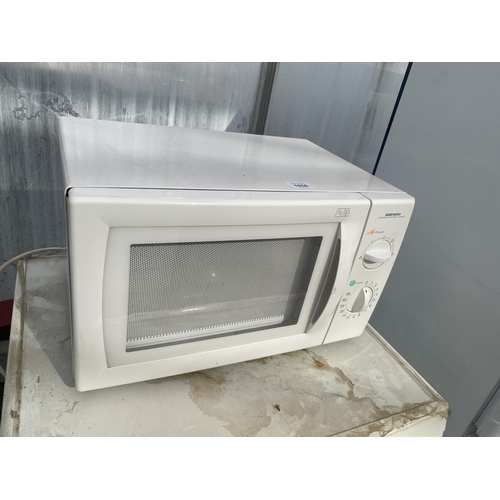 1858 - A WHITE DAEWOO MICROWAVE OVEN BELIEVED IN WORKING ORDER BUT NO WARRANTY