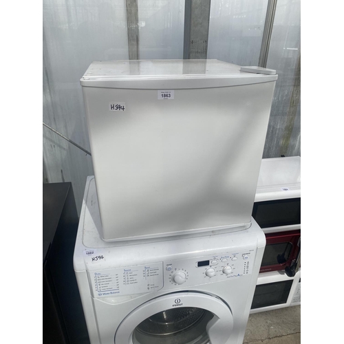 1863 - A WHITE INDESIT WASHING MACHINE BELIEVED IN WORKING ORDER BUT NO WARRANTY