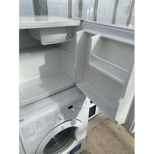 1863 - A WHITE INDESIT WASHING MACHINE BELIEVED IN WORKING ORDER BUT NO WARRANTY