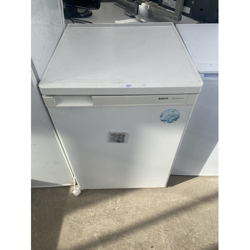 1871 - A WHITE BOSCH UNDER COUNTER FRIDGE BELIEVED IN WORKING ORDER BUT NO WARRANTY