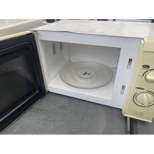 1902 - A WHITE MICROWAVE OVEN