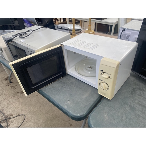 1902 - A WHITE MICROWAVE OVEN