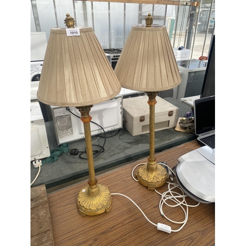 1910 - A PAIR OF DECORATIVE GILT TABLE LAMPS