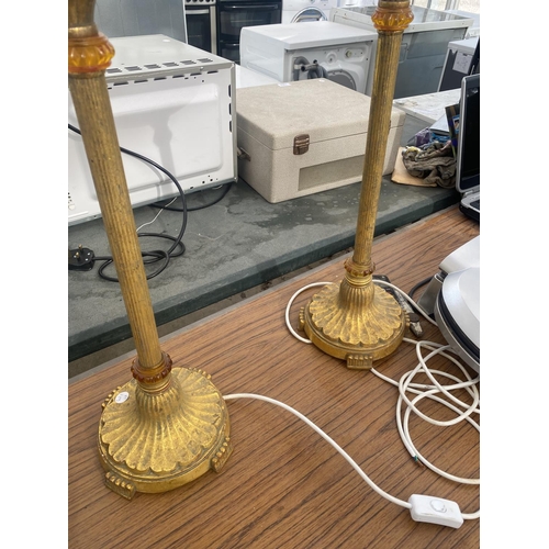 1910 - A PAIR OF DECORATIVE GILT TABLE LAMPS