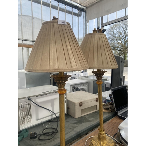 1910 - A PAIR OF DECORATIVE GILT TABLE LAMPS