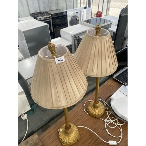 1910 - A PAIR OF DECORATIVE GILT TABLE LAMPS