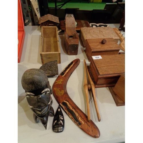 804 - A LARGE QUANTITY OF TREEN TO INCLUDE THFREE LIDDED BOXES, A BOOMERANG, EIGHT SMALL WOODEN FRAMES ETC