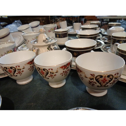 809 - AN ASSORTMENT OF CHINA TO INCLUDE ROYAL DOULTON 'DORCHESTER' ETC