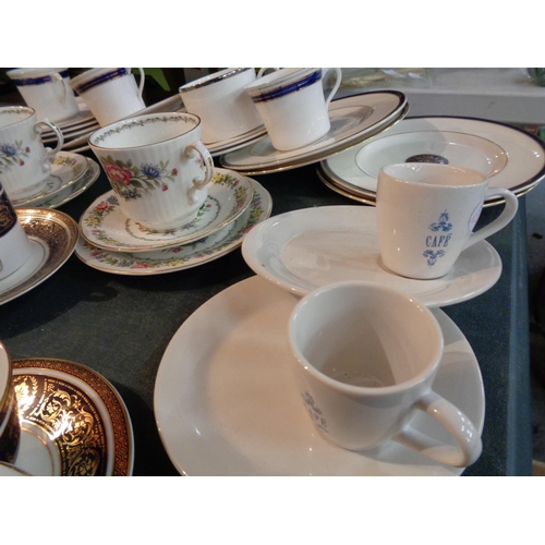 809 - AN ASSORTMENT OF CHINA TO INCLUDE ROYAL DOULTON 'DORCHESTER' ETC