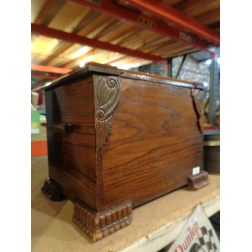 814 - A LARGE VINTAGE STAINED OAK LIDDED BOX WITH HANDLES AND CARVED DETAIL 47CM X 35CM X 35CM