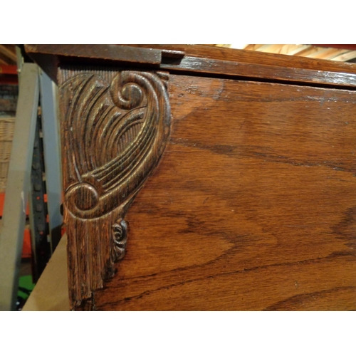 814 - A LARGE VINTAGE STAINED OAK LIDDED BOX WITH HANDLES AND CARVED DETAIL 47CM X 35CM X 35CM