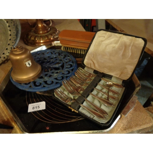 815 - A LARGE QUANTITY OF METAL WARE ITEMS TO INCLUDE TWO SMALL BRASS PANS, A SILVER PLATE GRAVY BOAT ETC