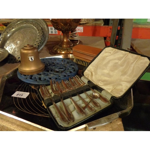 815 - A LARGE QUANTITY OF METAL WARE ITEMS TO INCLUDE TWO SMALL BRASS PANS, A SILVER PLATE GRAVY BOAT ETC