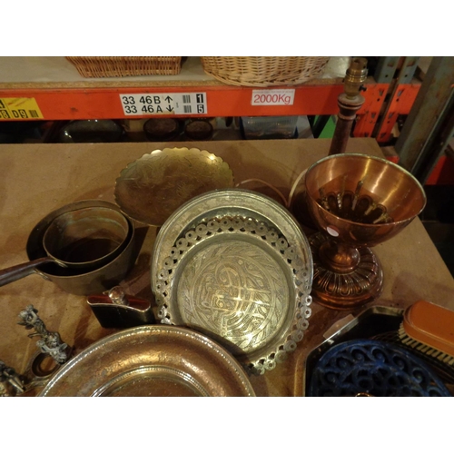 815 - A LARGE QUANTITY OF METAL WARE ITEMS TO INCLUDE TWO SMALL BRASS PANS, A SILVER PLATE GRAVY BOAT ETC